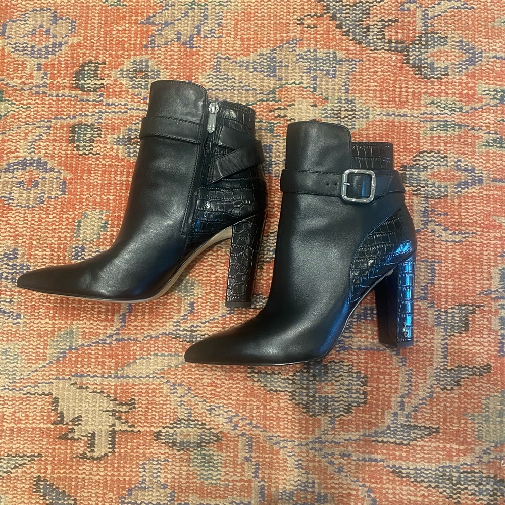 Sam Edelman Women’s ankle boot with pointed toe! Partial Croc-effect & Leather